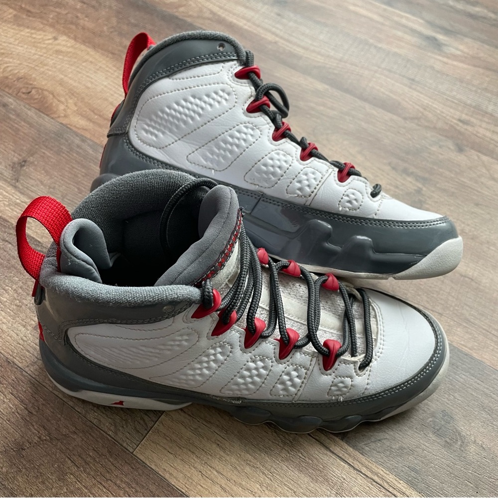2022 Nike Air Jordan 9 Retro Fire
Red Cool Grey Youth Size 4.5Y